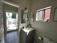 Cal King Bed with Natural Light and Private Patio! 4 minutes from freeway!