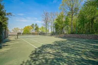Lake Hamilton Condo - Sleeps 4, Pool, and Hot Tub!