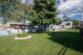 Sleeps 9, Riverview Get-A-Way with Hot Tub! 537 Broad Street Riverview Retreat