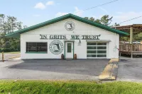 "The Florida Cracker "THE GREEN ROOM" READ our five stars review.. Hotels near Garden Grove Baptist Church