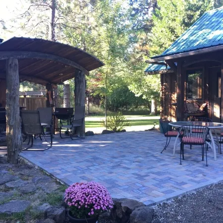 Red Blanket Cabin Near Crater Lake National Park