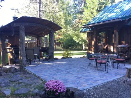 Red Blanket Cabin Near Crater Lake National Park