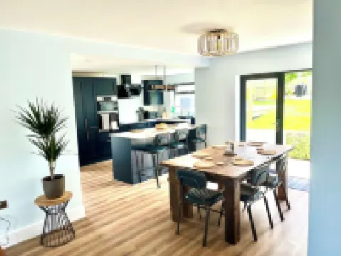 Detached 3 bed 3 bath home 7 mins walk to Padstow Harbour- Pet Friendly Parking