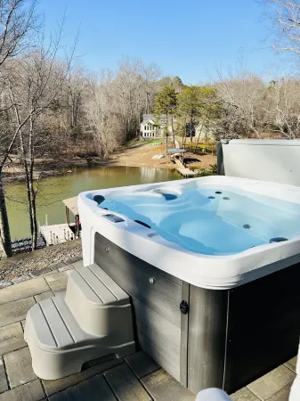 Waterfront Lake Norman - Sleeps 10, Hot Tub, 2kayaks, pedal boat, paddle board