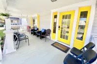 ELEGANT, SPACIOUS FAMILY HOME - 1/2 MILE FROM WESLEY HOSPITAL - 11 BEDS