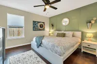 Country Cutie at Magnolia - Family & Pet Friendly, QR Code Walk-Thru Tour! Rogers School of Engineering and Computer Science周辺のホテル