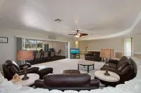 5 Minute Walk to Beach! Walk to Everything!