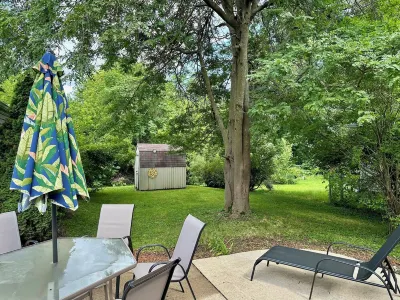 Charming house - minutes from downtown, walking distance to Ingersoll! Hotel in zona Università Drake