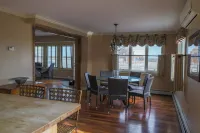 Rental in Misquamicut across the street from your beach access! Hoteles en Westerly