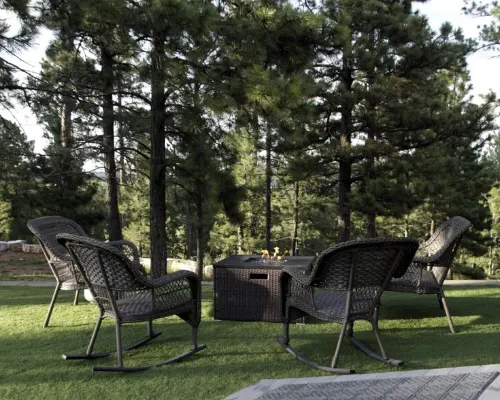 Quiet setting centrally located six miles west of Rapid City Hotels in Mount Rushmore UT