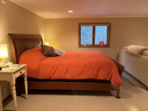 New! Luxurious 5-bedroom home on Lake Michigan w/hot tub and lake access—Mears