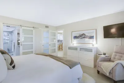 Golf Views - Pool - Walk to PGA Resort - Dog Friendly!