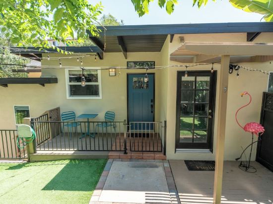 Hidden Hilltop Manor, Chic 3BD w/ Outdoor Oasis and parking, Centrally located