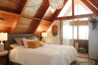 Beautiful 4Bd Chalet w Hot Tub & Mtn Views