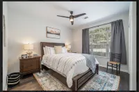 Cozy Cottage Just Minutes from Oaklawn Racetrack & Casino Hotels near Lake Hamilton