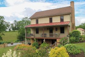 Lancaster co.  farmhouse  in the heart of amish country