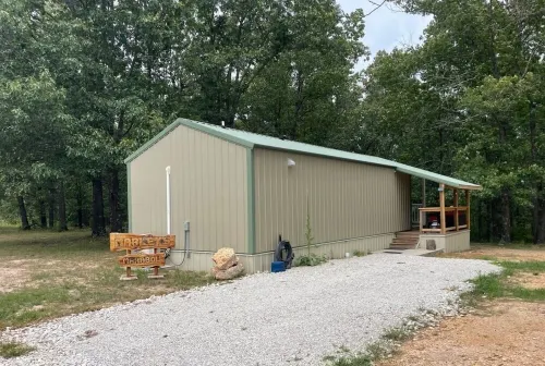 Cozy cabin near the Niangua river and Bennet Springs State park. Pet friendly !