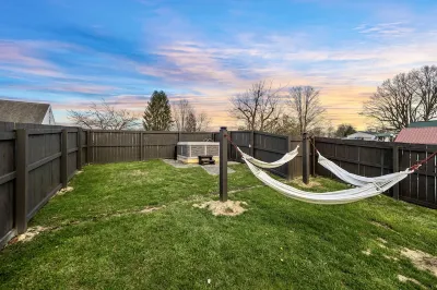 Lux 4br 3ba, hot tub, stargazing, HUGE gameroom, 10 min to Summersville Lake