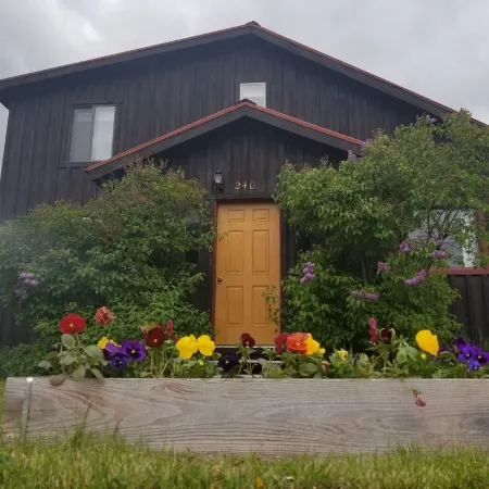 Unique and Spacious Artist's House 5 blocks from Main Street