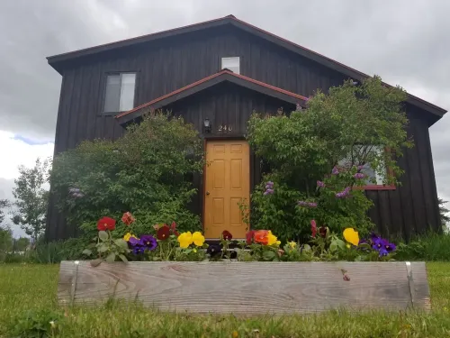 Unique and Spacious Artist's House 5 blocks from Main Street