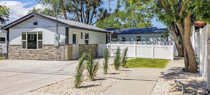 Beautiful NEW 1-bed, 1-bath right in downtown Cody! Sleeps up to 4. Hotels in Cody