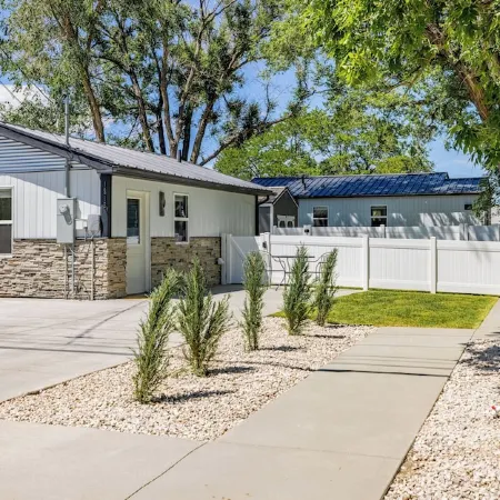 Beautiful NEW 1-bed, 1-bath right in downtown Cody! Sleeps up to 4.