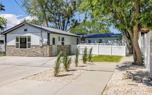 Beautiful NEW 1-bed, 1-bath right in downtown Cody! Sleeps up to 4.