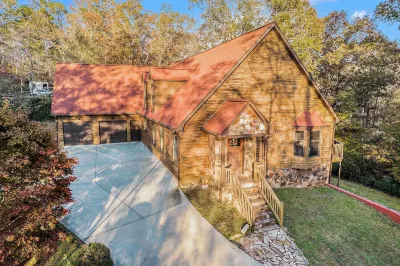 Riverfront Cabin w/ Hot Tub & Outdoor Movie Screen. Quiet Retreat In The Woods!