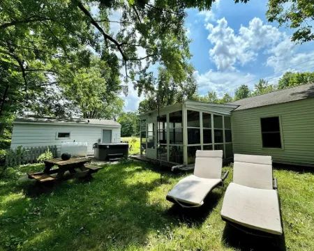 Charming Cottage w/ HOT TUB - 5 Min from LAKE MICHIGAN! Hotels in Lake Charter Township
