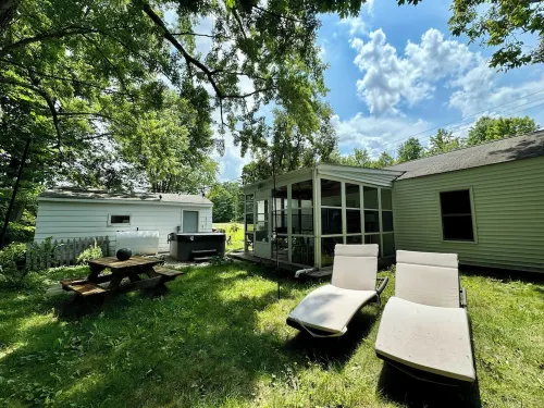 Charming Cottage w/ HOT TUB - 5 Min from LAKE MICHIGAN!