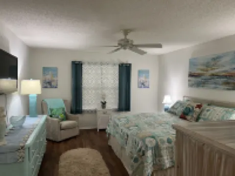 PERFECT LOCATION-SPACIOUS VILLA W USE OF NEW GOLF CART CLOSE TO SUMTER LANDING.