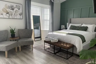 Cheerful town home with private patio, close to downtown Alpharetta. The Memory Center附近的飯店