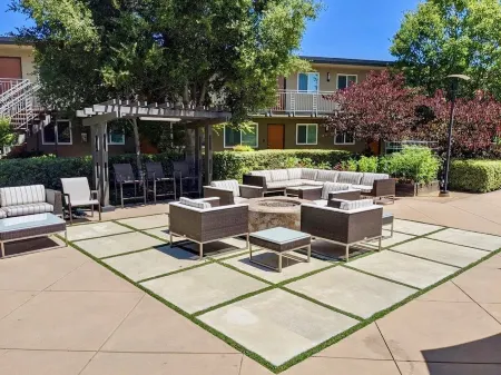 Work Here • Walk+Shop+Dine Downtown • King Bed • Remodeled Kitchen • Top Floor