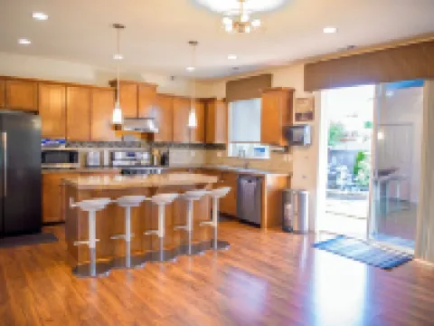 BRIGHT & SPACIOUS MODERN HOUSE WITH GORGEOUS LANDSCAPE + ACSEATTLE Hoteles en Kent