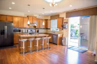 BRIGHT &  SPACIOUS MODERN HOUSE WITH GORGEOUS LANDSCAPE + ACSEATTLE