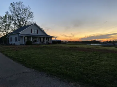 Beautiful Farmhouse near Lake Cumberland