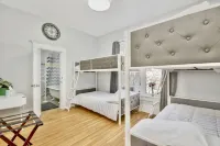 ELEGANT, SPACIOUS FAMILY HOME - 1/2 MILE FROM WESLEY HOSPITAL - 11 BEDS