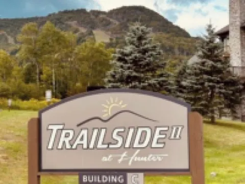 Apres Ski Luxury SKI-IN/OUT HUNTER MOUNTAIN Slopeside STEPS to Ski School Lodge 亨特酒店