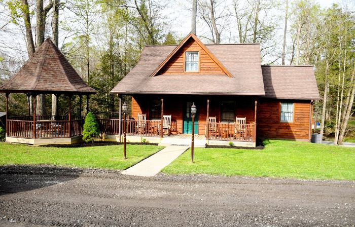 Newly Remodeled, Close to the lake, hot tub, and game room