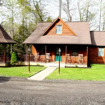 Newly Remodeled, Close to the lake, hot tub, and game room