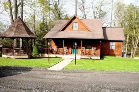 Newly Remodeled, Close to the lake, hot tub, and game room