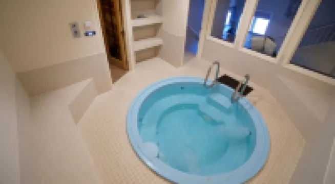 So Much Snow! Private Hot Tub & Sauna. Walk to Four Lifts. Sleeps 12