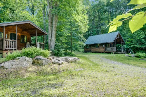 Maple Leaf Charming Log Cabin in the Woods