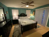 3BR 3BA Cabin, with hot tub, 3 Pools, Boat Ramp with Dock 1 mile away.