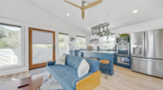 Freetown Flat - Beautiful, Unique, Central!