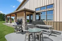 Barn! Golf Sim/Theater, Bunk Slide, Mini Golf, Hot Tub, Saloon Bar, Firepit! Hotels in Marcellus Township