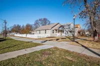 Kings Cottage 4 bed/3 full bath central Topeka Hotels near Walmart Supercenter