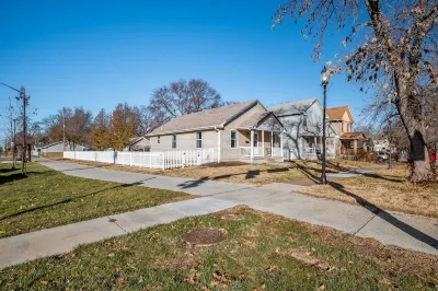 Kings Cottage 4 bed/3 full bath central Topeka Hotels near Holliday Square Shopping Center