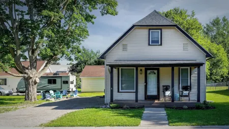 Walk to Downtown & Lake - 6 Miles to Ski & Golf