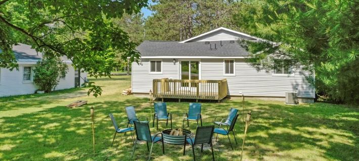 Higgins Hideout *3 minute drive to the beach* Hotels in Roscommon County